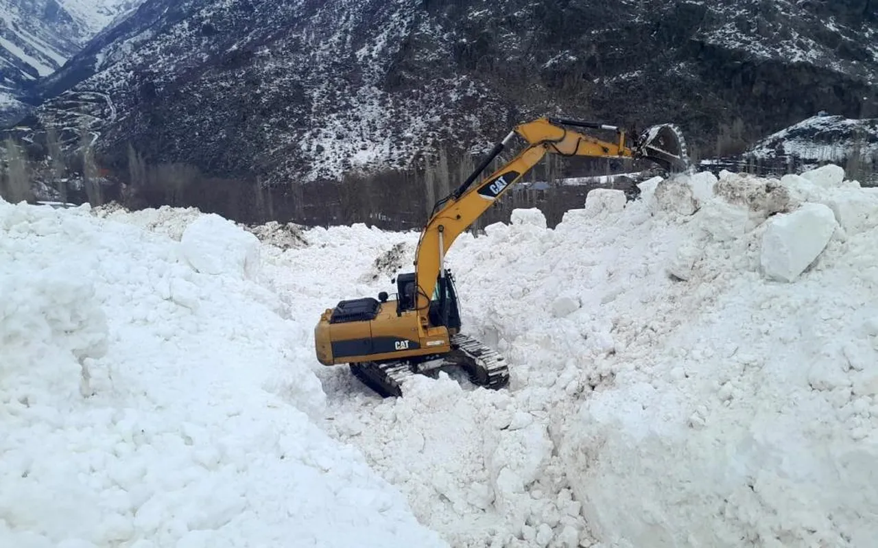 Devasa kar kütleleri az kalsın köyü yutuyordu! İnsan boyunun 3 katını aştı, tüneller oluştu