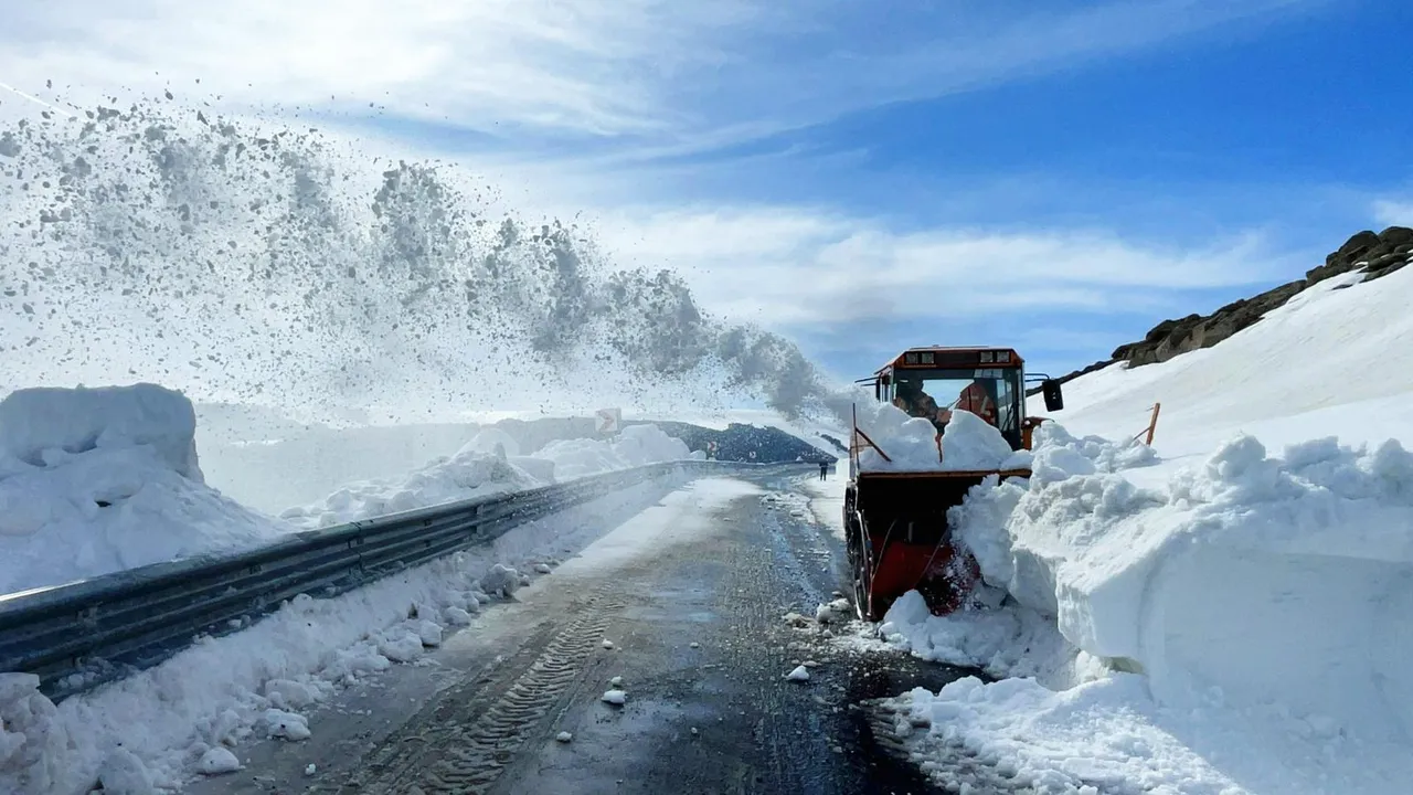 Devasa kar kütleleri az kalsın köyü yutuyordu! İnsan boyunun 3 katını aştı, tüneller oluştu