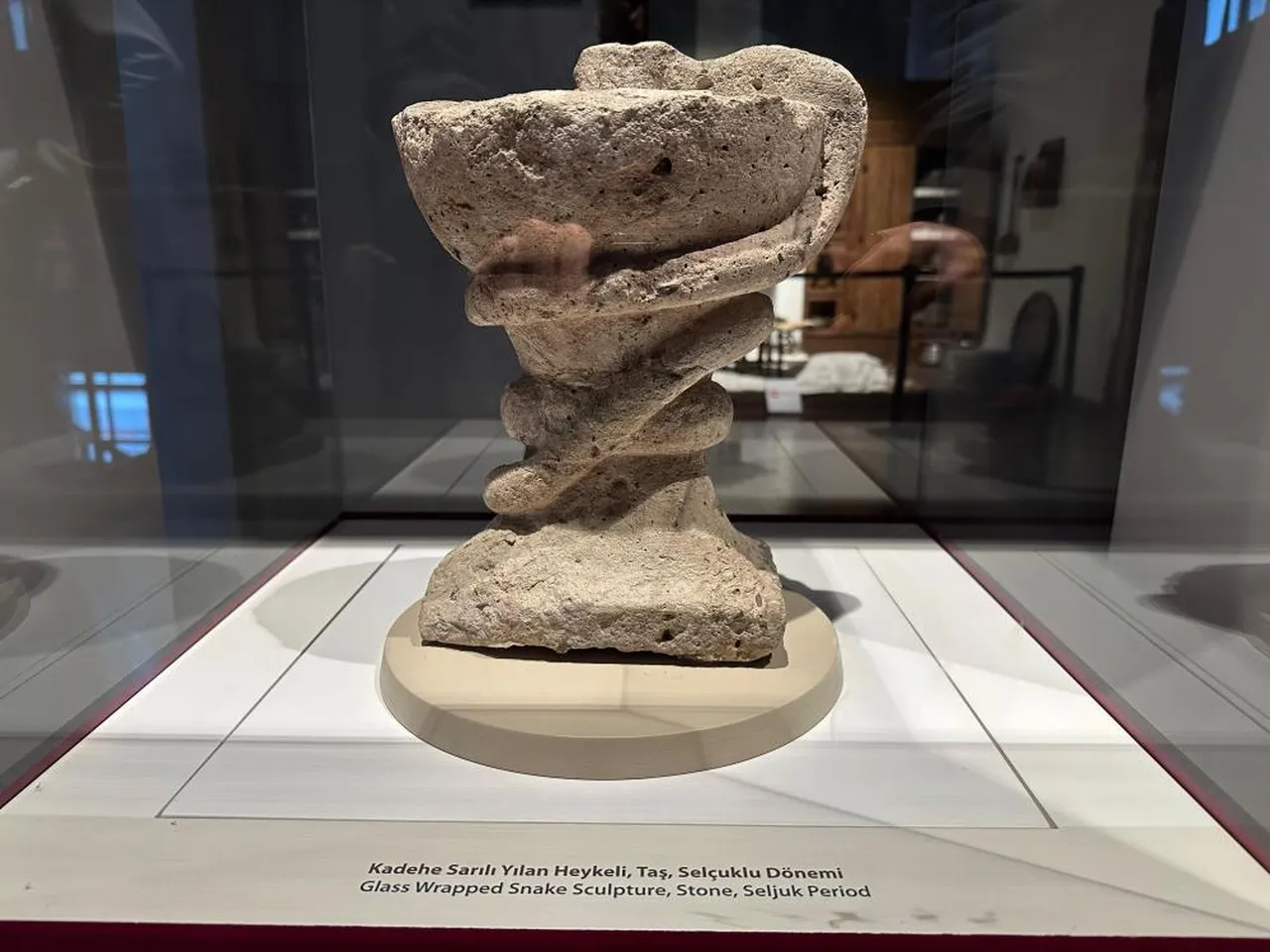 Kadehe sarılı yılan heykeli