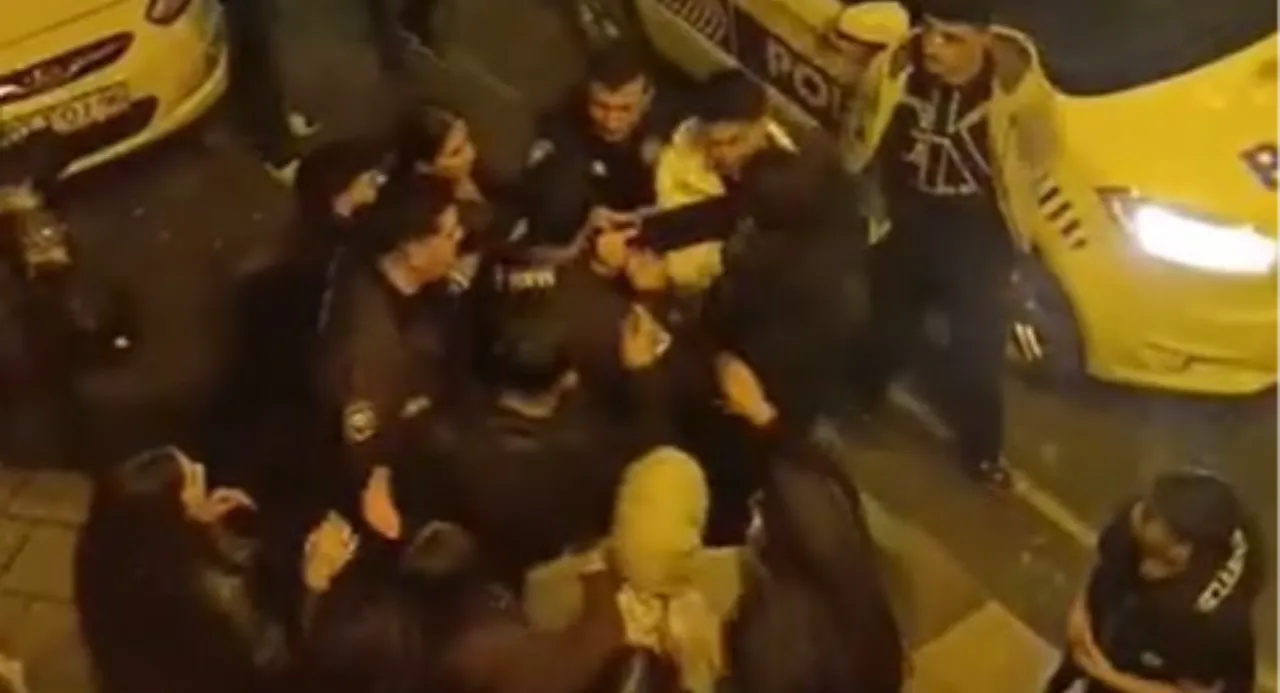 Havai fişek patlatan grup ile mahalleli birbirine girdi! O anlar kamerada