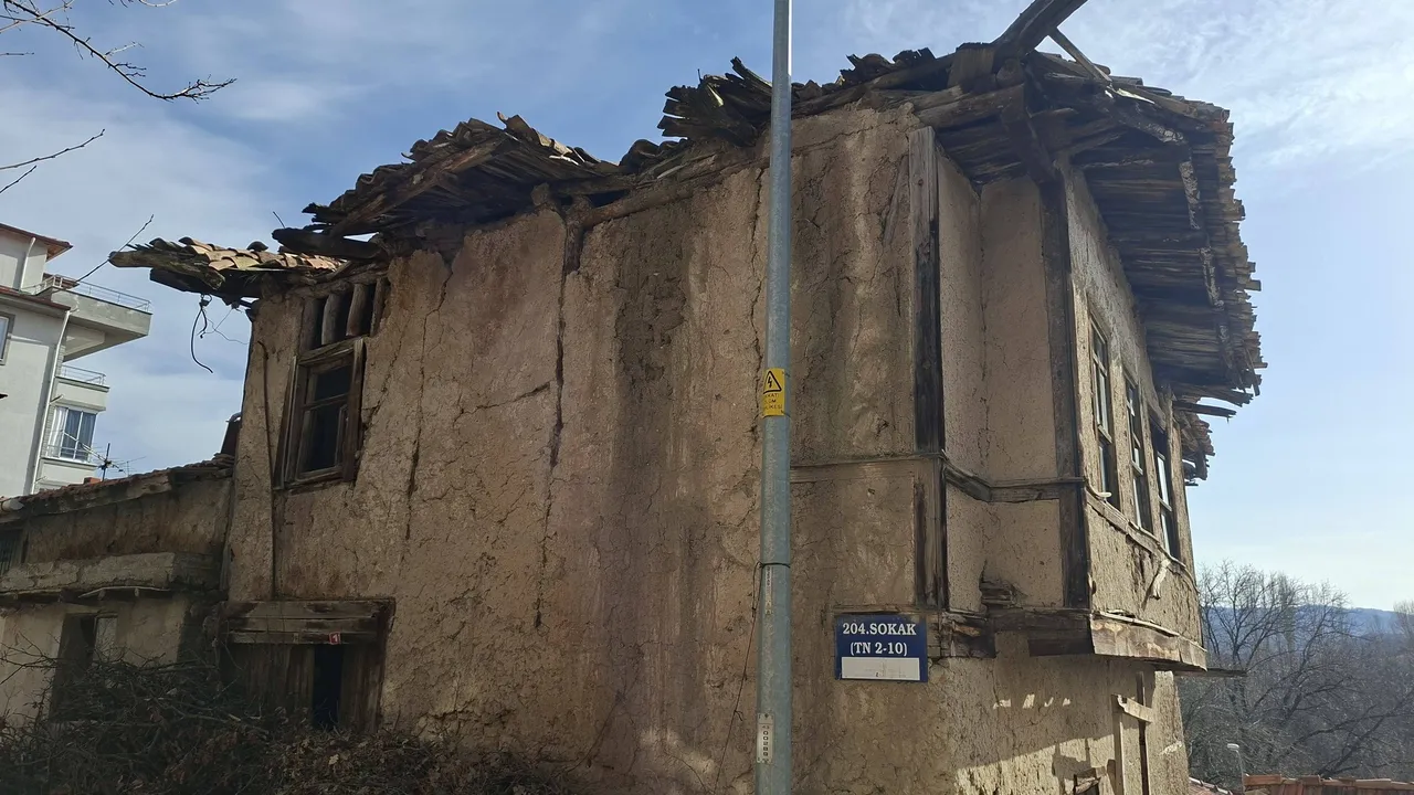 Hepsi 50 yıllık! 72 tane var, bir ilçe diken üstünde: Her an yıkılabilir