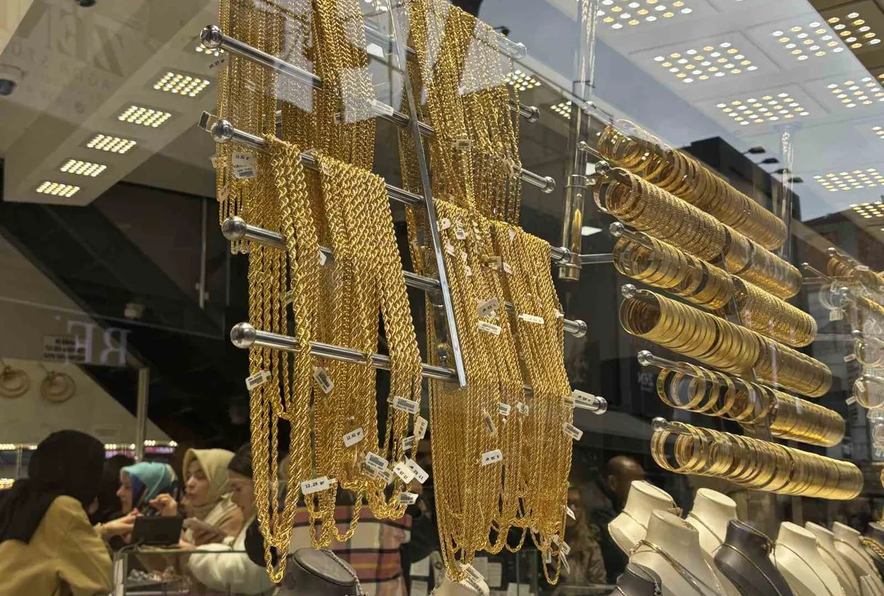 Kuyruklar uzadı, fiyatlar oynadı! İslam Memiş’ten altın yatırımcısına net tavsiye