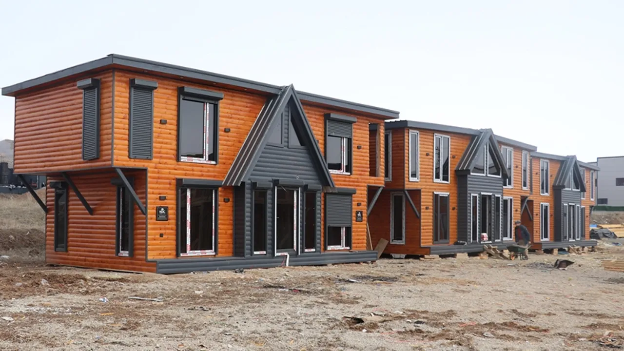 Sivaslı kardeşler Avrupa'ya ahşap ev satıyor! Gümrüğü geçtiği an sipariş yağıyor