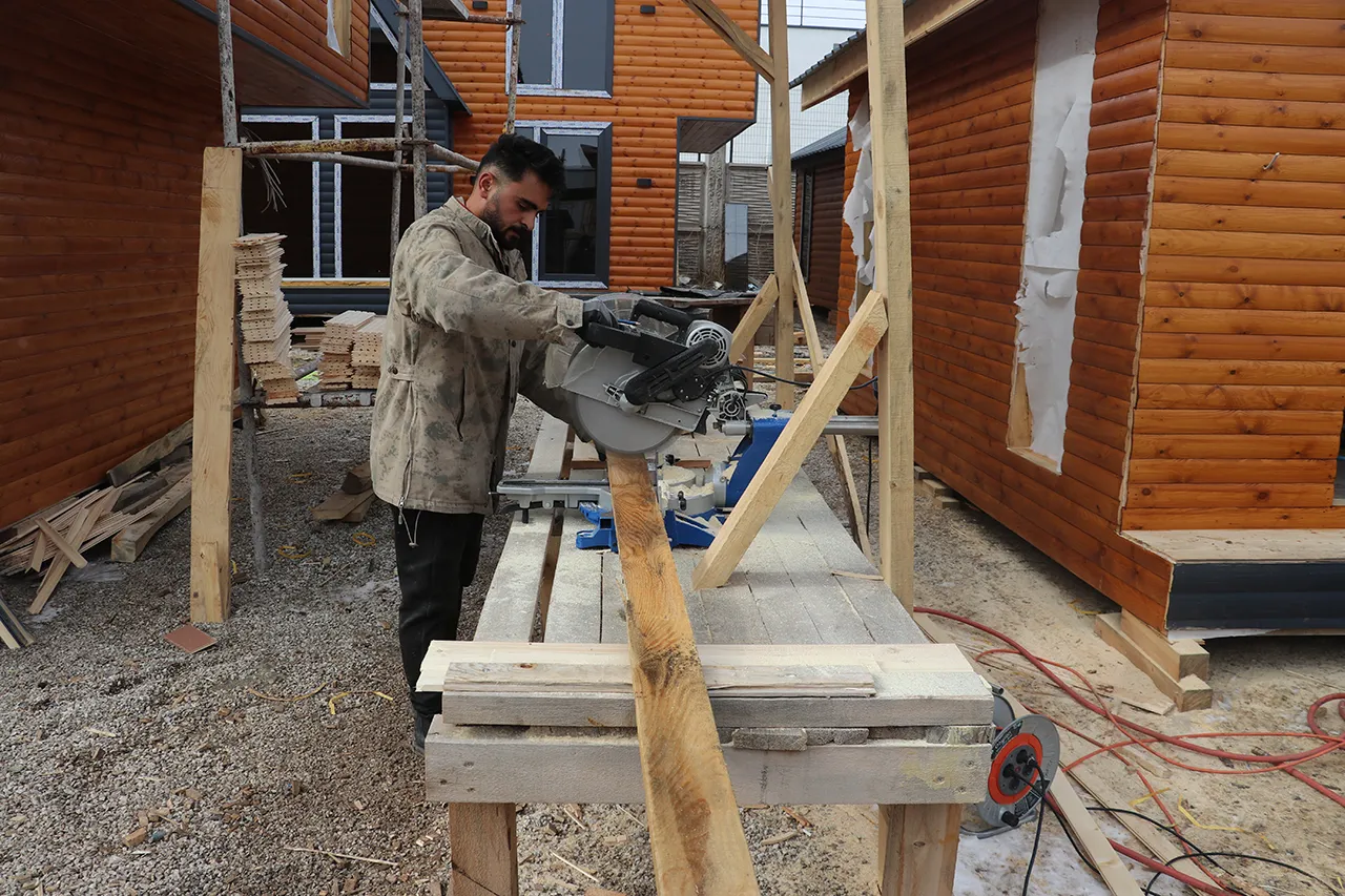 Sivaslı kardeşler Avrupa'ya ahşap ev satıyor! Gümrüğü geçtiği an sipariş yağıyor