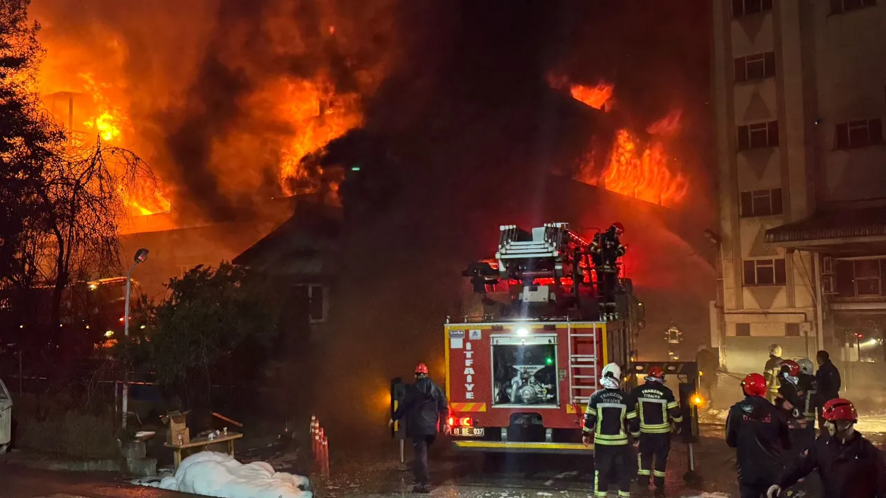 Trabzon'da fındık fabrikası yanıyor! Alevler tüm binayı sardı