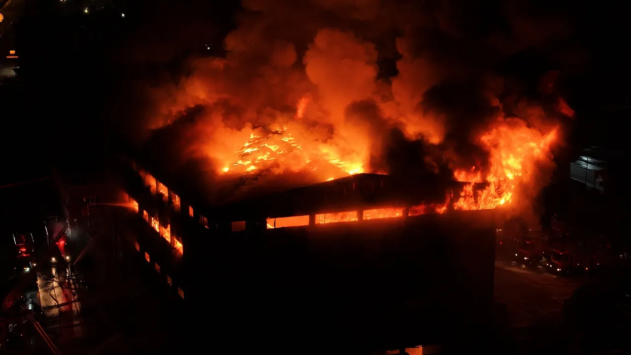 Trabzonda fındık fabrikası yanıyor! Alevler tüm binayı sardı