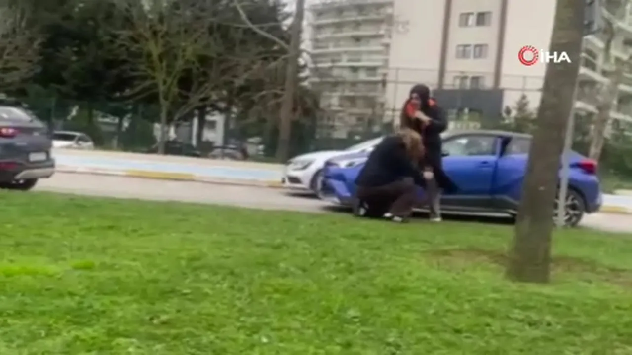 Trafikte iki kadın sürücü birbirine girdi! O anlar kamerada