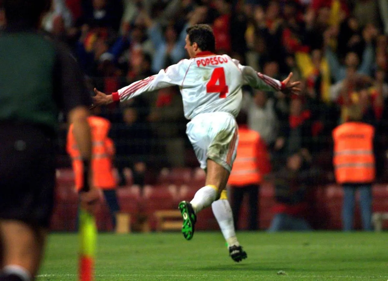 Popescu, Galatasaray'da 1997-2001 arasında forma giydi.