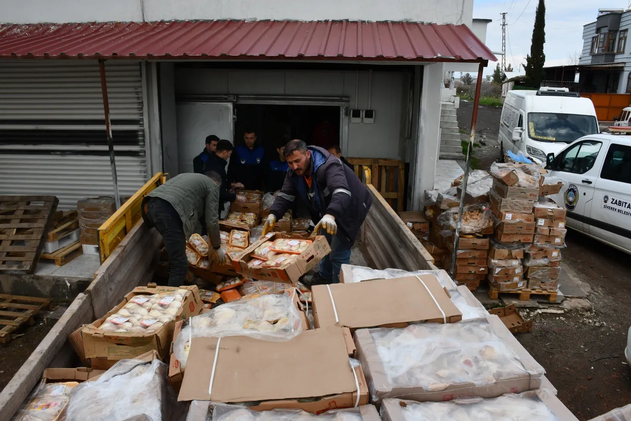 Vatandaşa yedireceklerdi! Ele geçirilen 50 ton iş makineleri ile taşınarak imha edildi