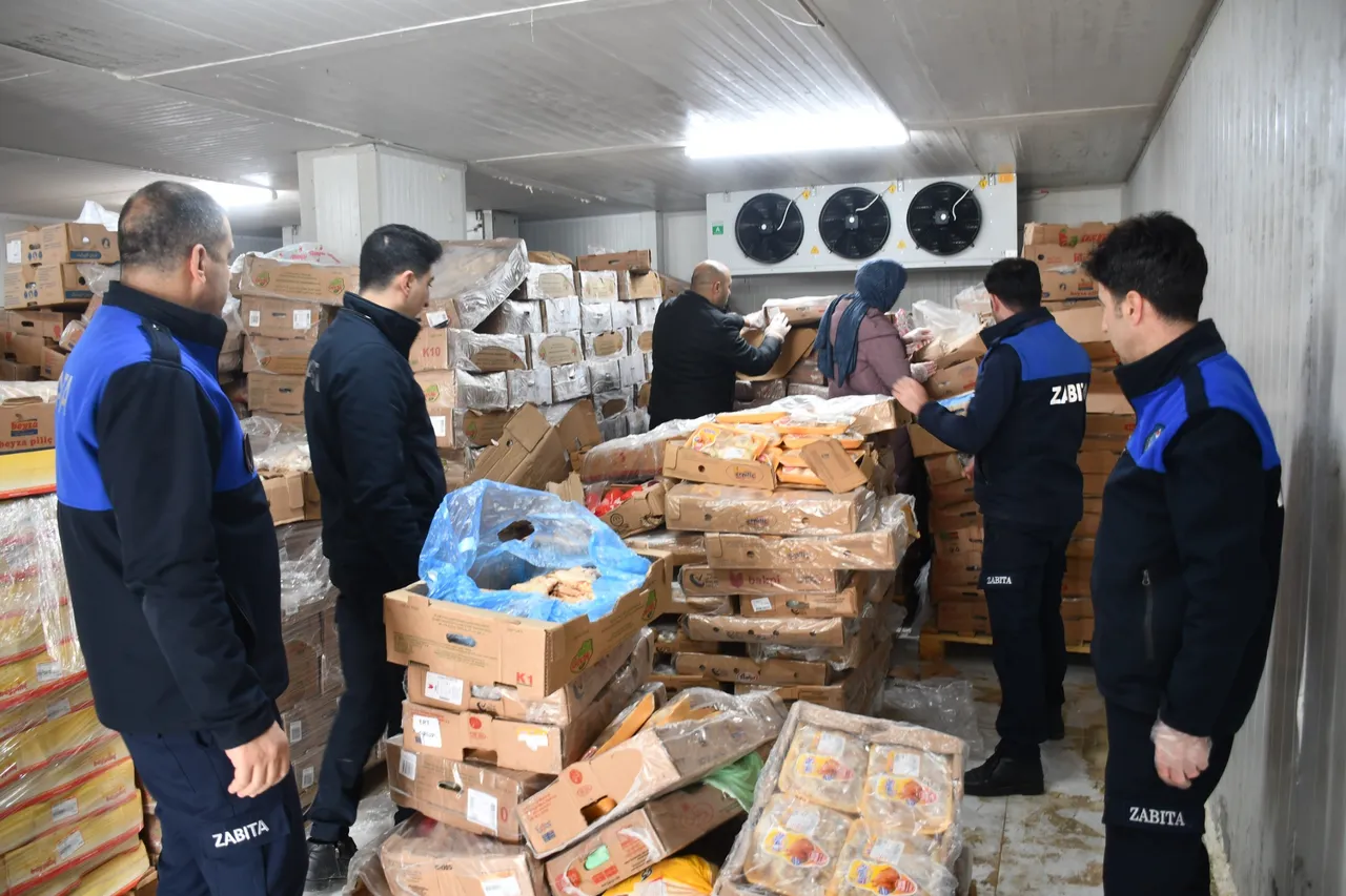 Vatandaşa yedireceklerdi! Ele geçirilen 50 ton iş makineleri ile taşınarak imha edildi