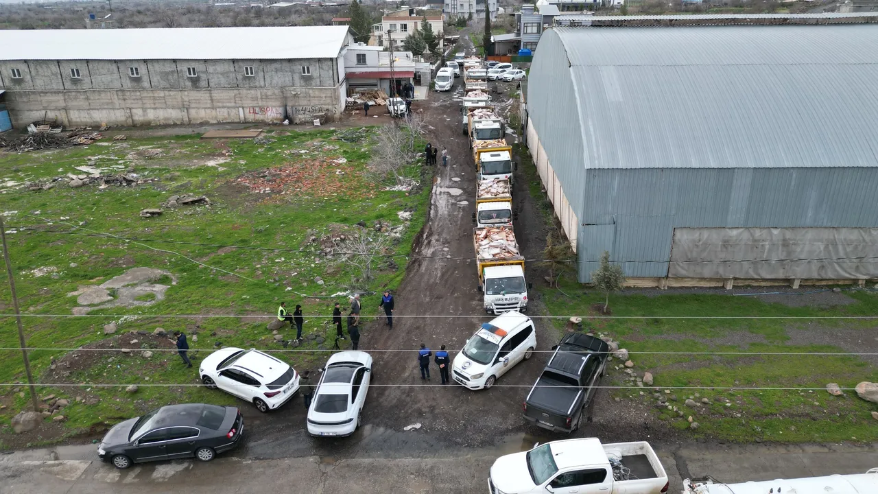 Vatandaşa yedireceklerdi! Ele geçirilen 50 ton iş makineleri ile taşınarak imha edildi