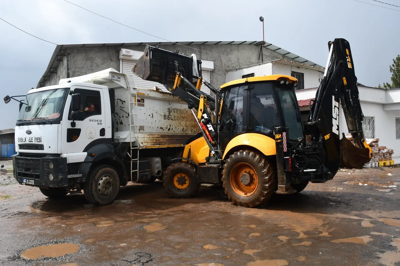 Vatandaşa yedireceklerdi! Ele geçirilen 50 ton iş makineleri ile taşınarak imha edildi
