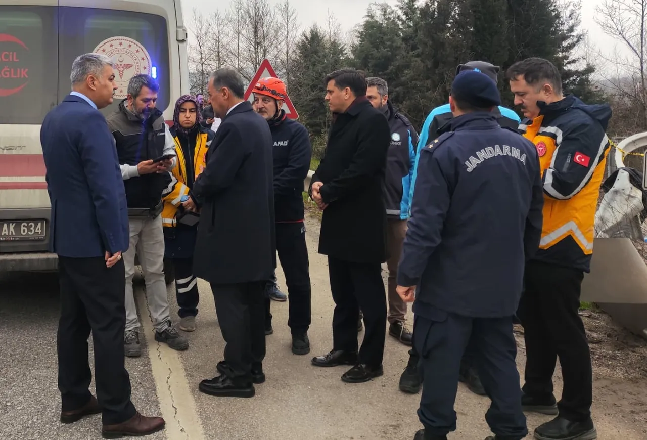 Yalova’da servis midibüsü devrildi: Çok sayıda yaralı var
