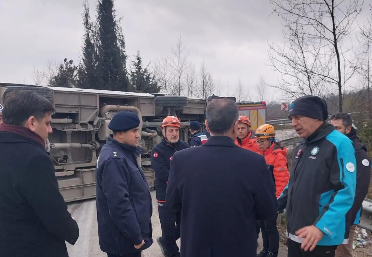 Yalova’da servis midibüsü devrildi: Çok sayıda yaralı var