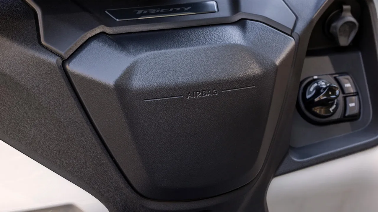 Yamaha'dan dünyanın ilk hava yastıklı motosikleti: İşte yeni üç tekerlekli Tricity 300