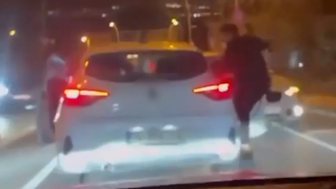 Yol verme tartışması meydan kavgasına dönüştü! Araçtan indirip darp ettiler