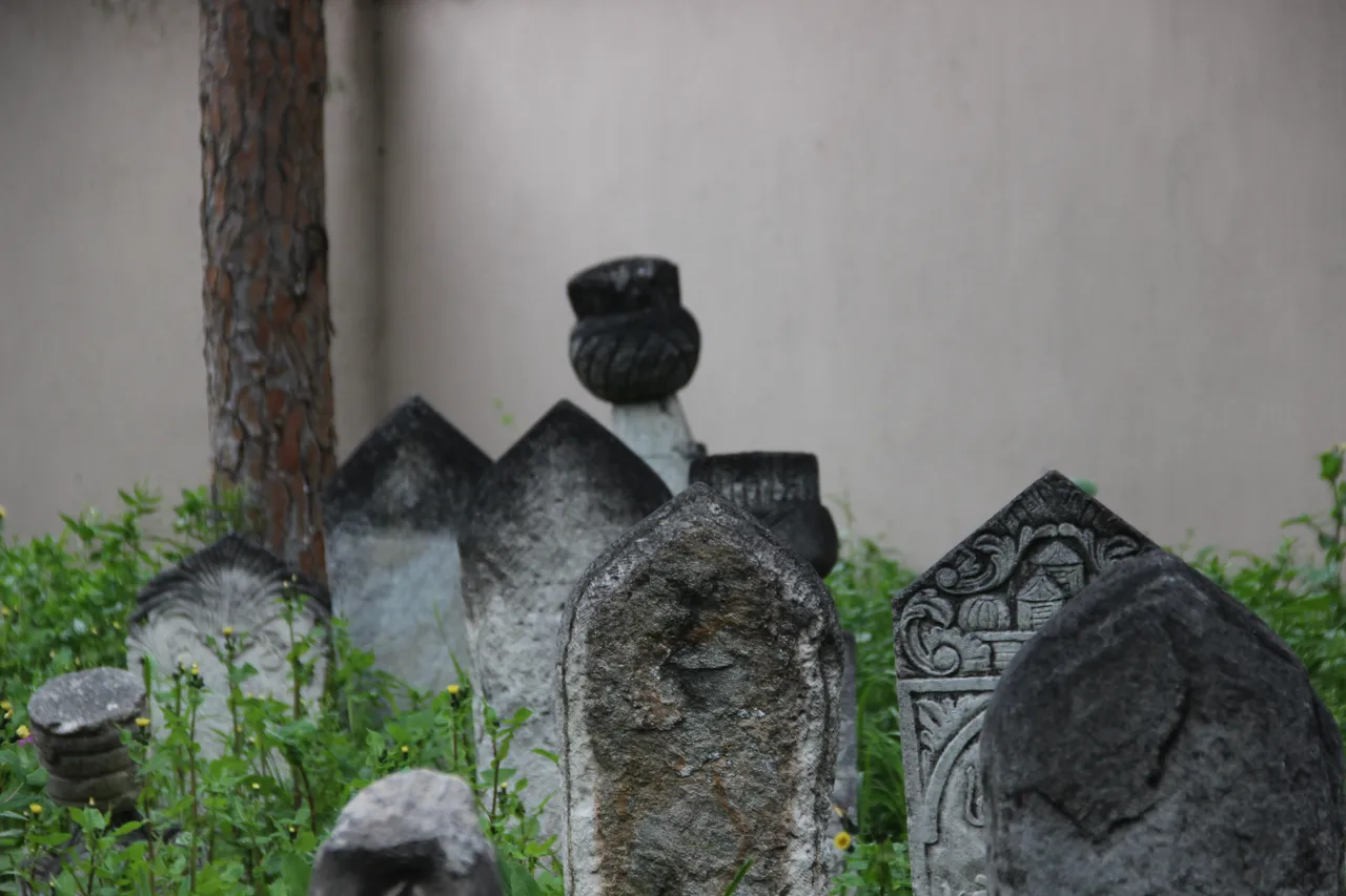 500 yıllık Osmanlı yadigarına çirkin saldırı! Mezar taşları tahrip edildi