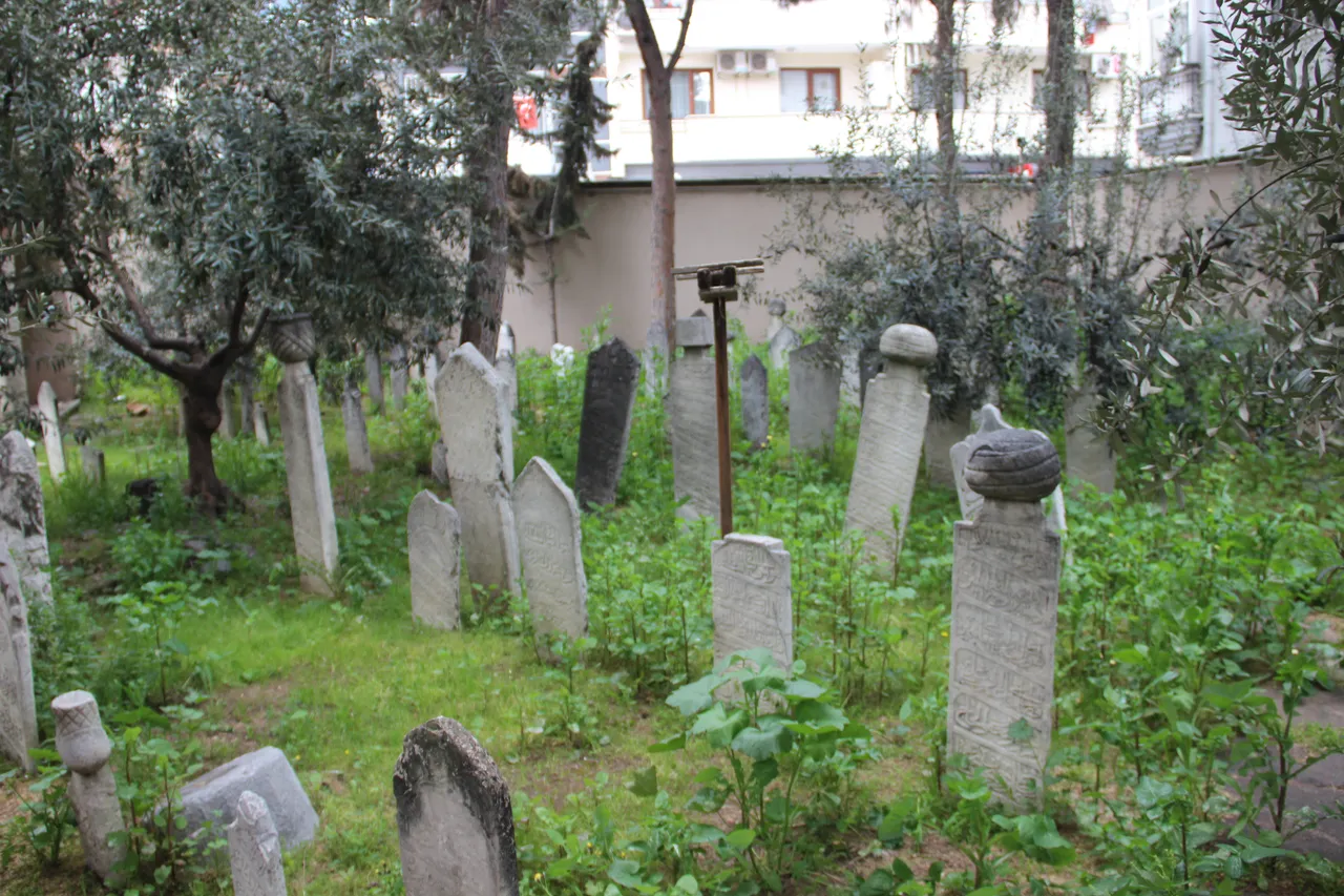 500 yıllık Osmanlı yadigarına çirkin saldırı! Mezar taşları tahrip edildi