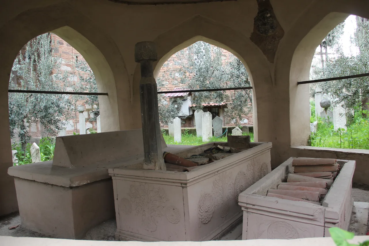 500 yıllık Osmanlı yadigarına çirkin saldırı! Mezar taşları tahrip edildi