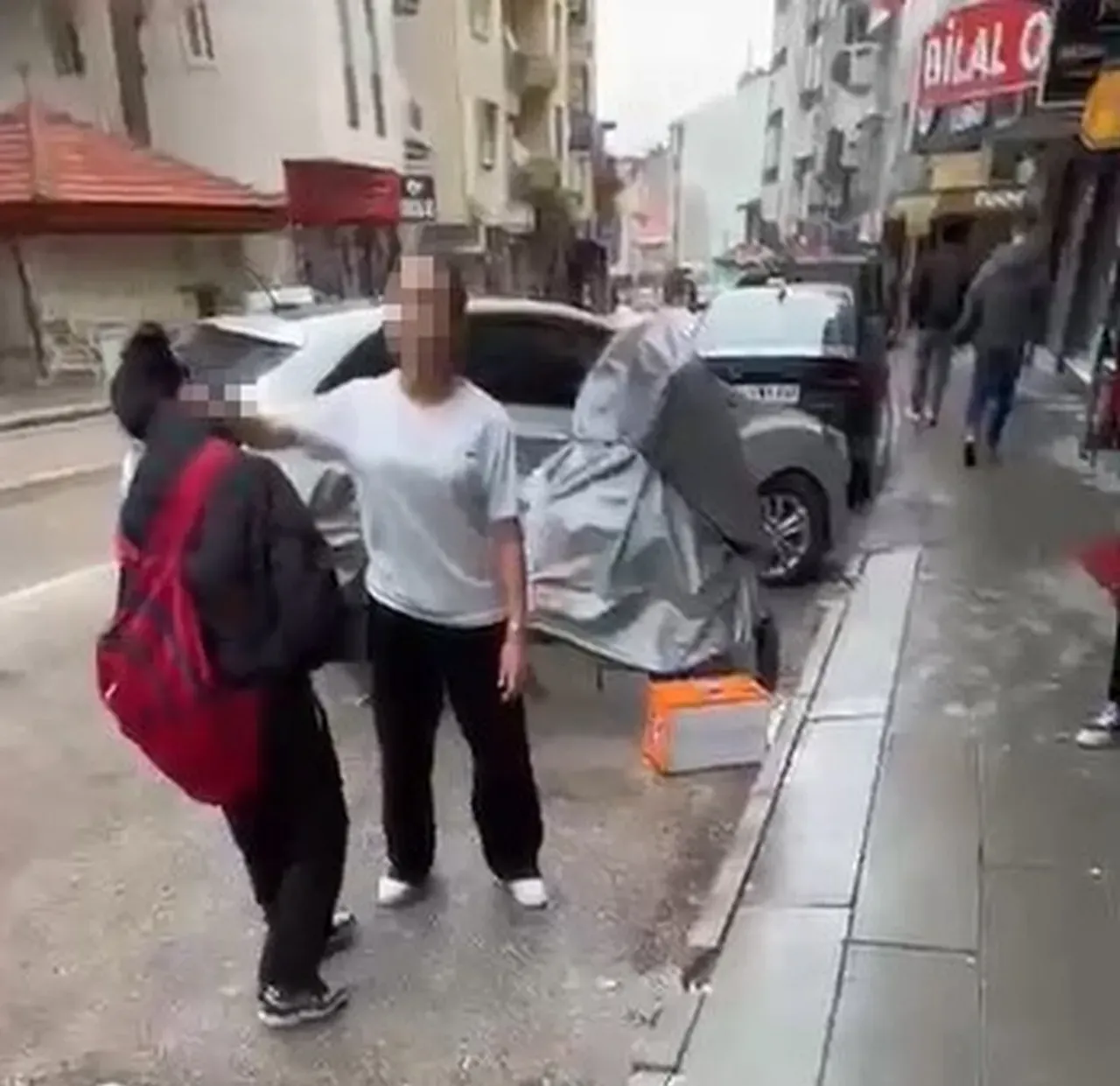 Akran zorbalığı kan dondurdu! Saçından tutup yere yatırdı, kafasına ayağıyla bastı