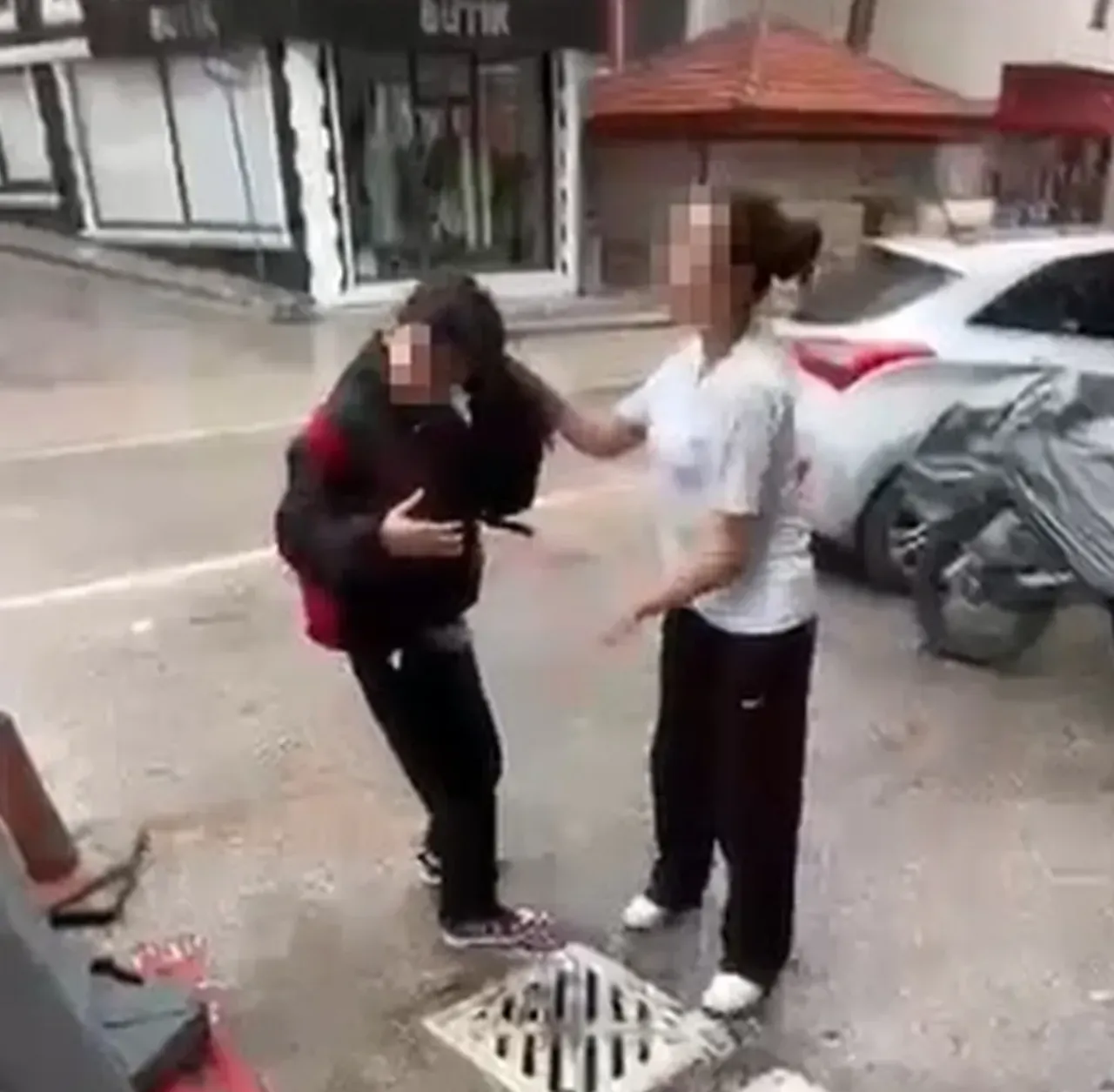 Akran zorbalığı kan dondurdu! Saçından tutup yere yatırdı, kafasına ayağıyla bastı