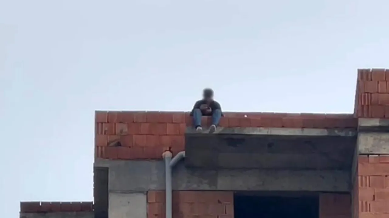 Antalya'da akılalmaz olay! Tartıştığı eşi telefona bakmayınca çatıya çıktı