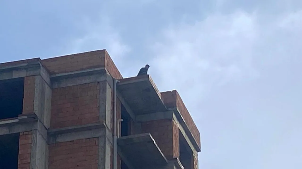 Antalya'da akılalmaz olay! Tartıştığı eşi telefona bakmayınca çatıya çıktı