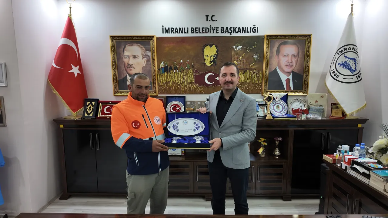 Belediye işçisinden yürek ısıtan hareket! Kameralar kayıttaydı