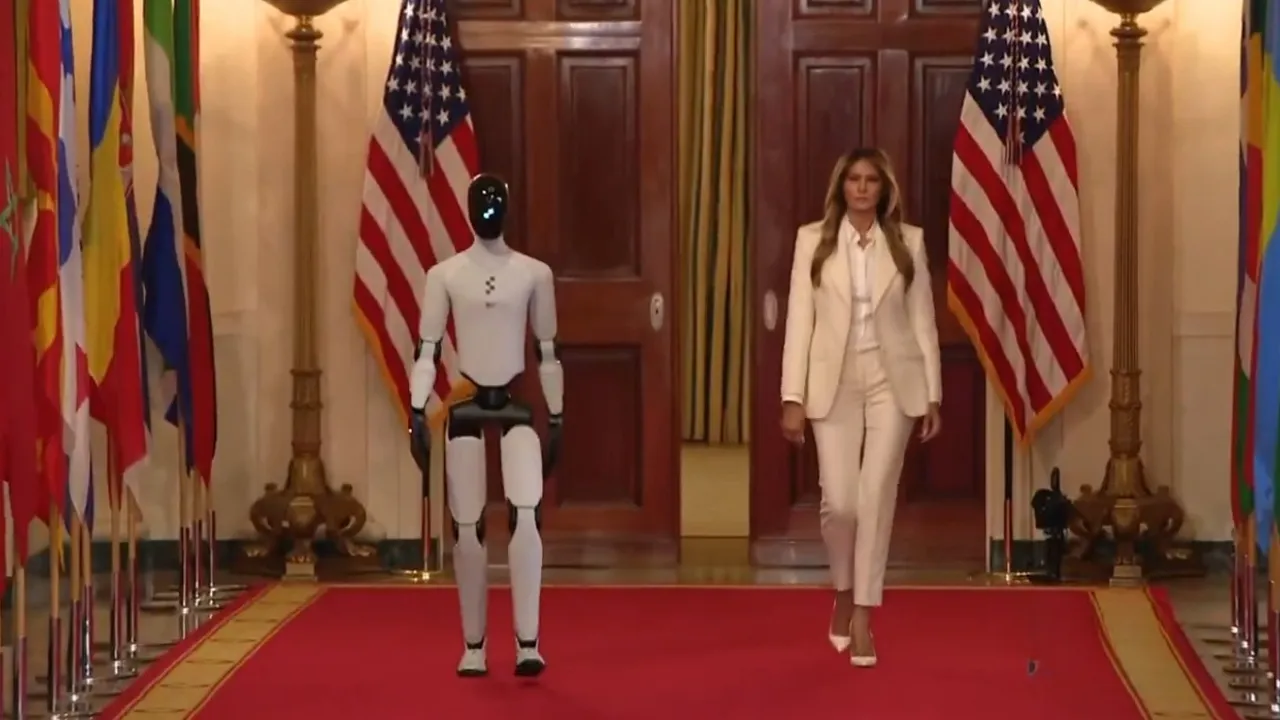 Beyaz Saray'da bir ilk! Melania Trump zirveye insansı robotla katıldı