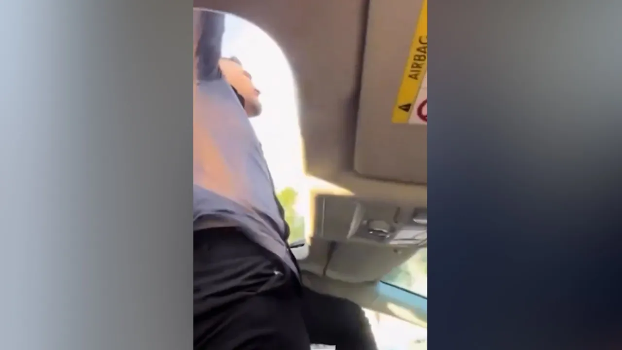 Bu kadarına da pes! Aracı ayağıyla sürdü, o anlar kamerada…