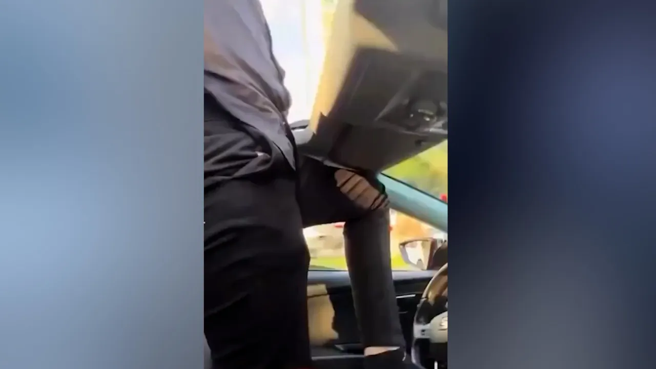 Bu kadarına da pes! Aracı ayağıyla sürdü, o anlar kamerada…