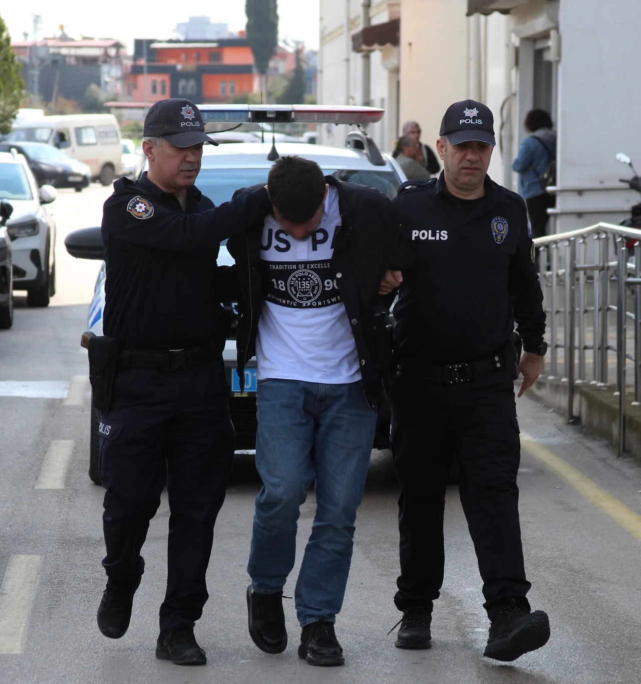 Bu kadarına da pes! Aracı ayağıyla sürdü, o anlar kamerada…