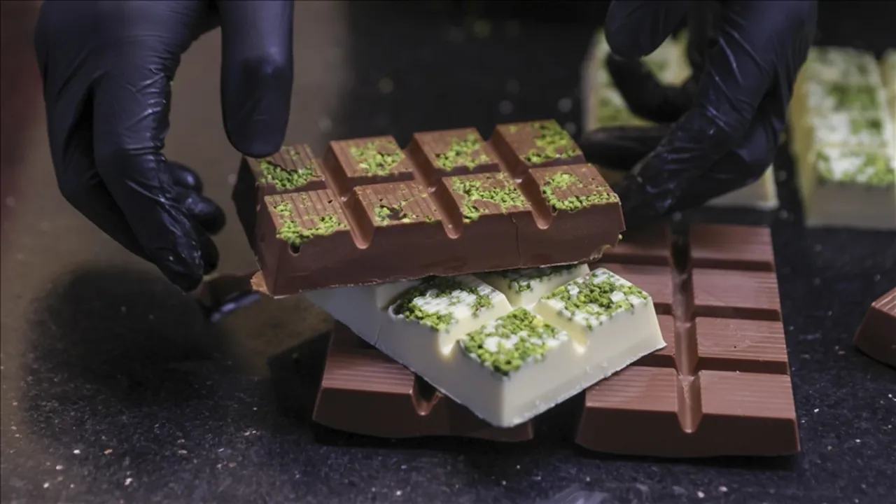 Çağla Şikel'in paylaştığı çikolata tarifi viral oldu! Pişmeden 20 dakikada hazır hale geliyor