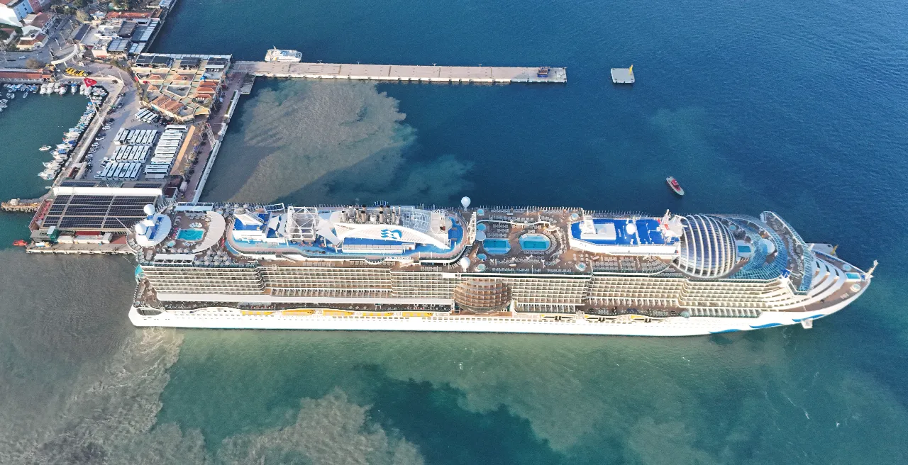 Dünyanın en büyüklerinden! 4 bin yolcuyla Kuşadası'na geldi