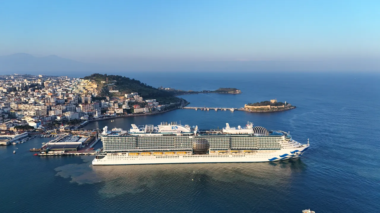 Dünyanın en büyüklerinden! 4 bin yolcuyla Kuşadasına geldi