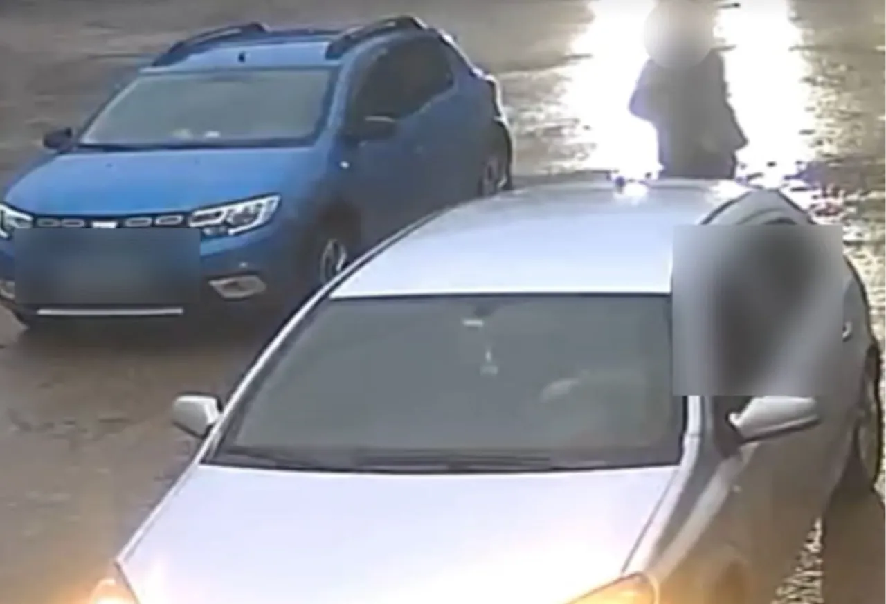 Elazığ'da geri gelen aracın çarptığı şahıs ezilmekten son anda kurtuldu! O anlar kamerada