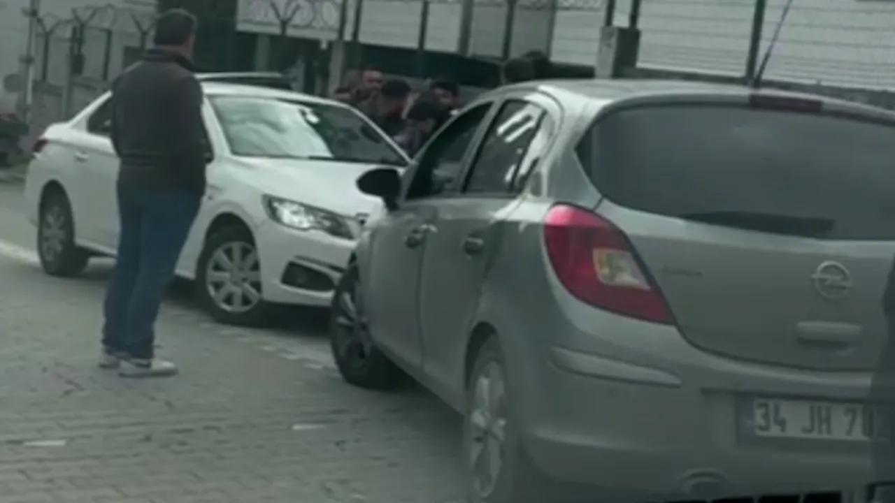 Esenyurt'ta yol verme kavgası! Kadın sürücüler birbirine girdi