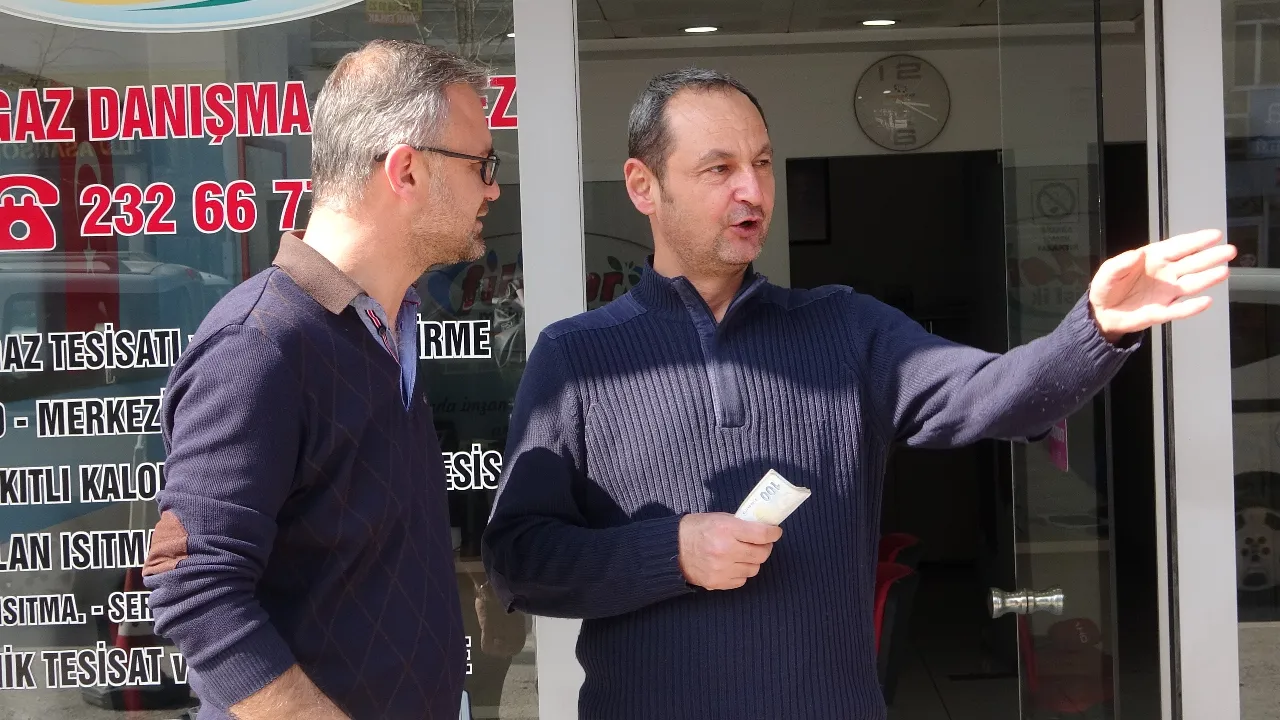 Isparta'da örnek davranış! Yola dökülen paraları toplayıp koruma altına aldılar