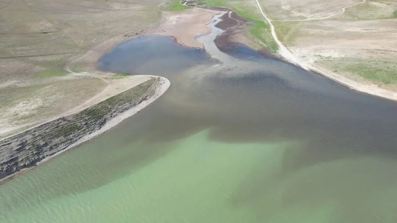 Kanalizasyon atığı döküldü! Atatürk Barajı siyaha büründü