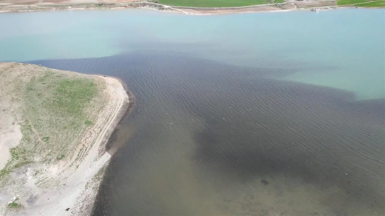 Kanalizasyon atığı döküldü! Atatürk Barajı siyaha büründü