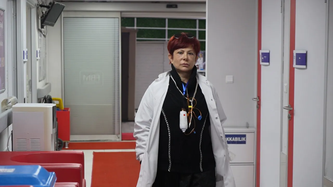 Kanser tanısını kendi koydu, mesleğini bırakmadı! Boynundan kemoterapi alarak çalışıyor