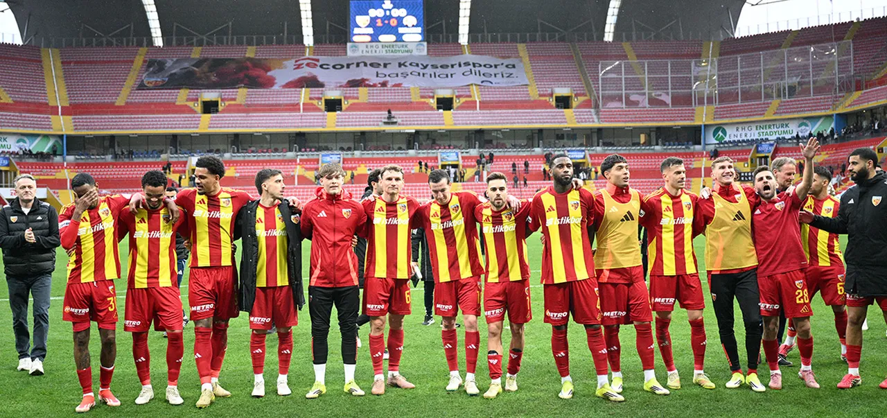Süper Lig'in 27'nci haftasında Fatih Karagümrük'ü 1-0 yenen Kayserispor'da oyuncular, maç sonu büyük sevinç yaşamıştı.