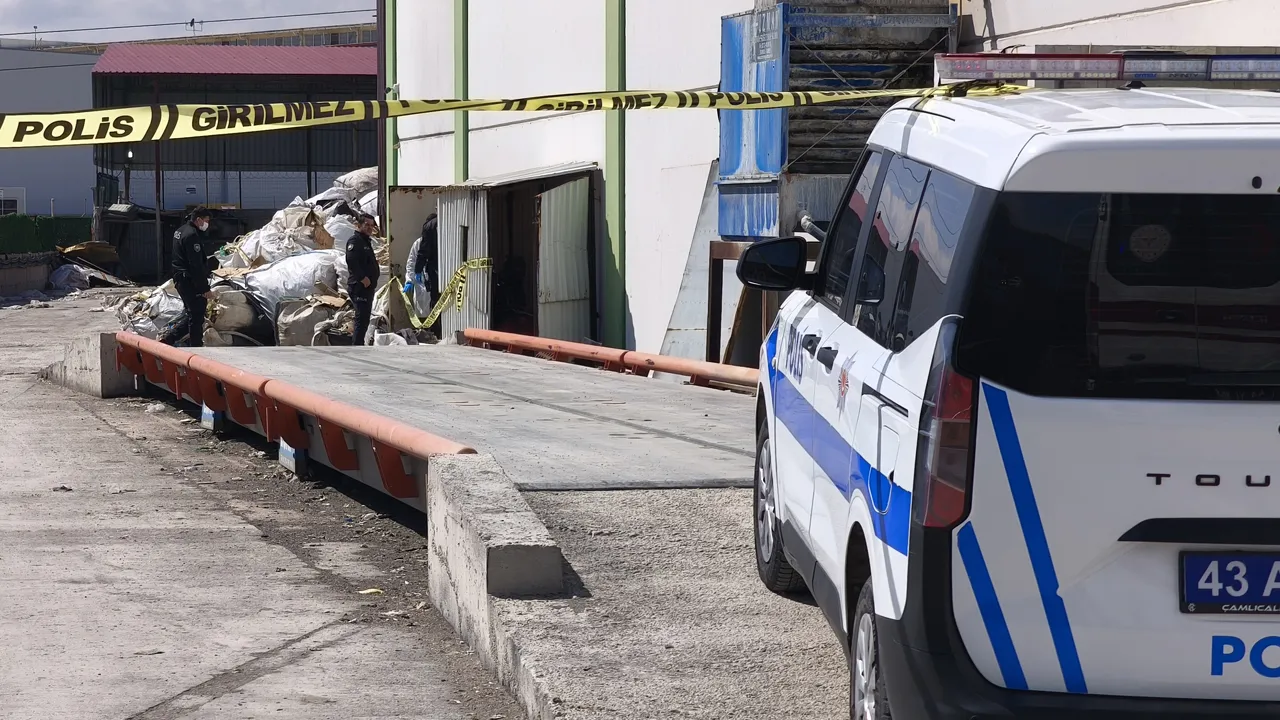 Malzemelerinin parçalara ayrıldığı havuza düşerek feci şekilde can verdi