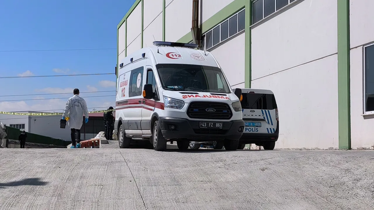 Malzemelerinin parçalara ayrıldığı havuza düşerek feci şekilde can verdi