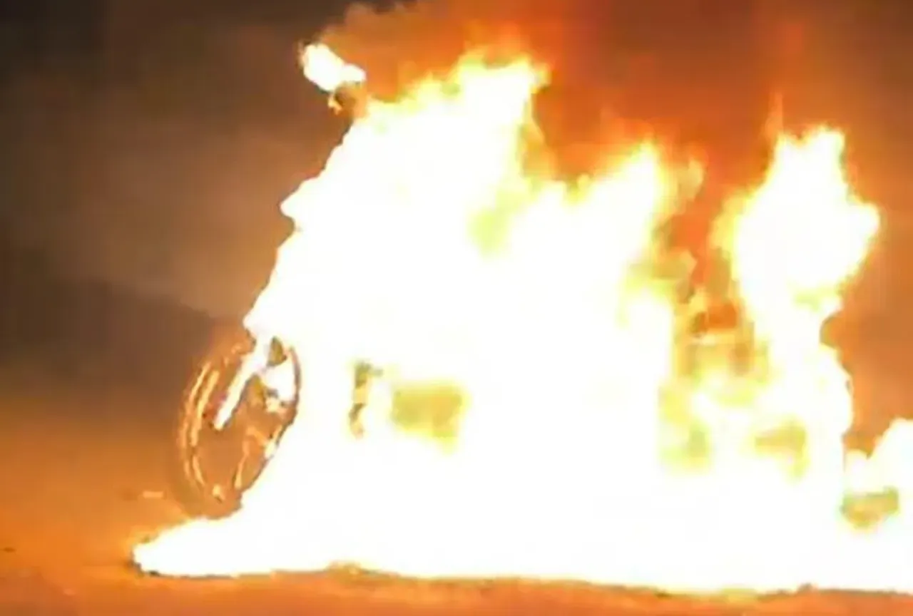 Trafik cezası yiyen Mehmet Öztürk, duruma tepki göstererek motorunu ateşe verdi.