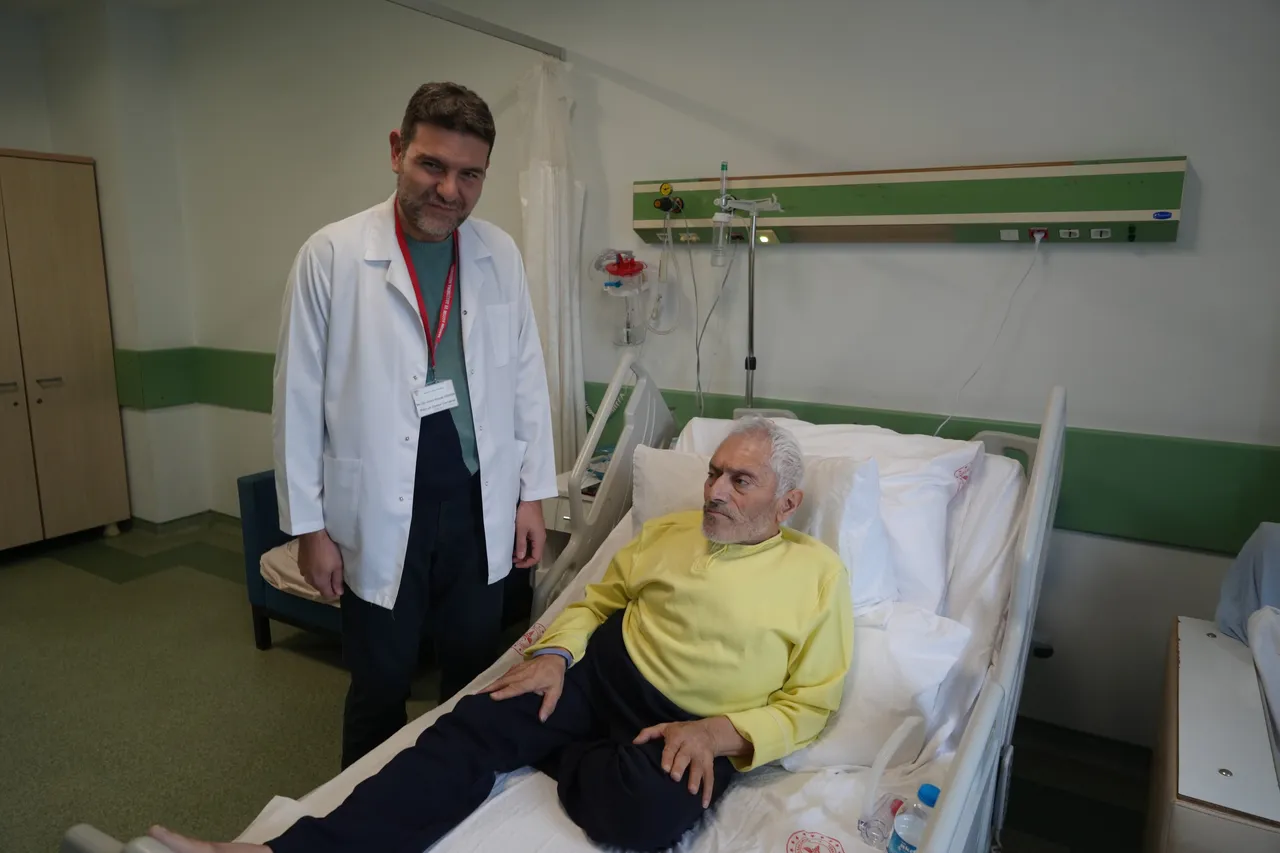 Nefes darlığı ve halsizlik şikayetleri vardı! Kalbi 3 saat durdurularak hayata döndürüldü