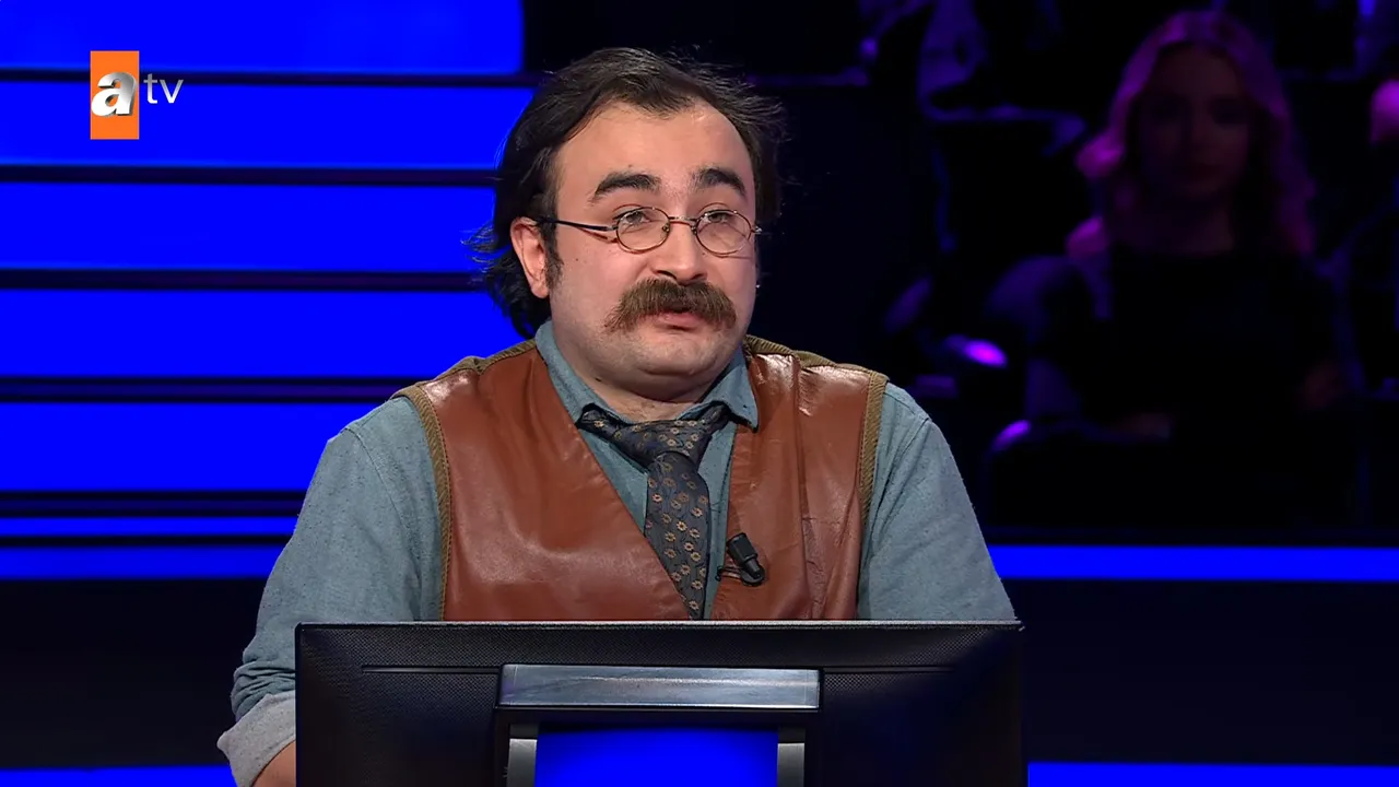 Koç Üniversitesi Arkeoloji ve Sanat Tarihi ile Sosyoloji bölümlerinde eğitim hayatına devam eden Talha Bey, yarışmadan kazanacağı ödülle eğitim hayatına yatırım yapmak istediğini söyledi.