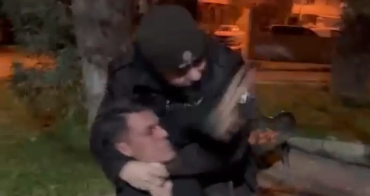 Parkta taşkınlık çıkardılar görevli bekçilere direndiler! O anlar kamerada