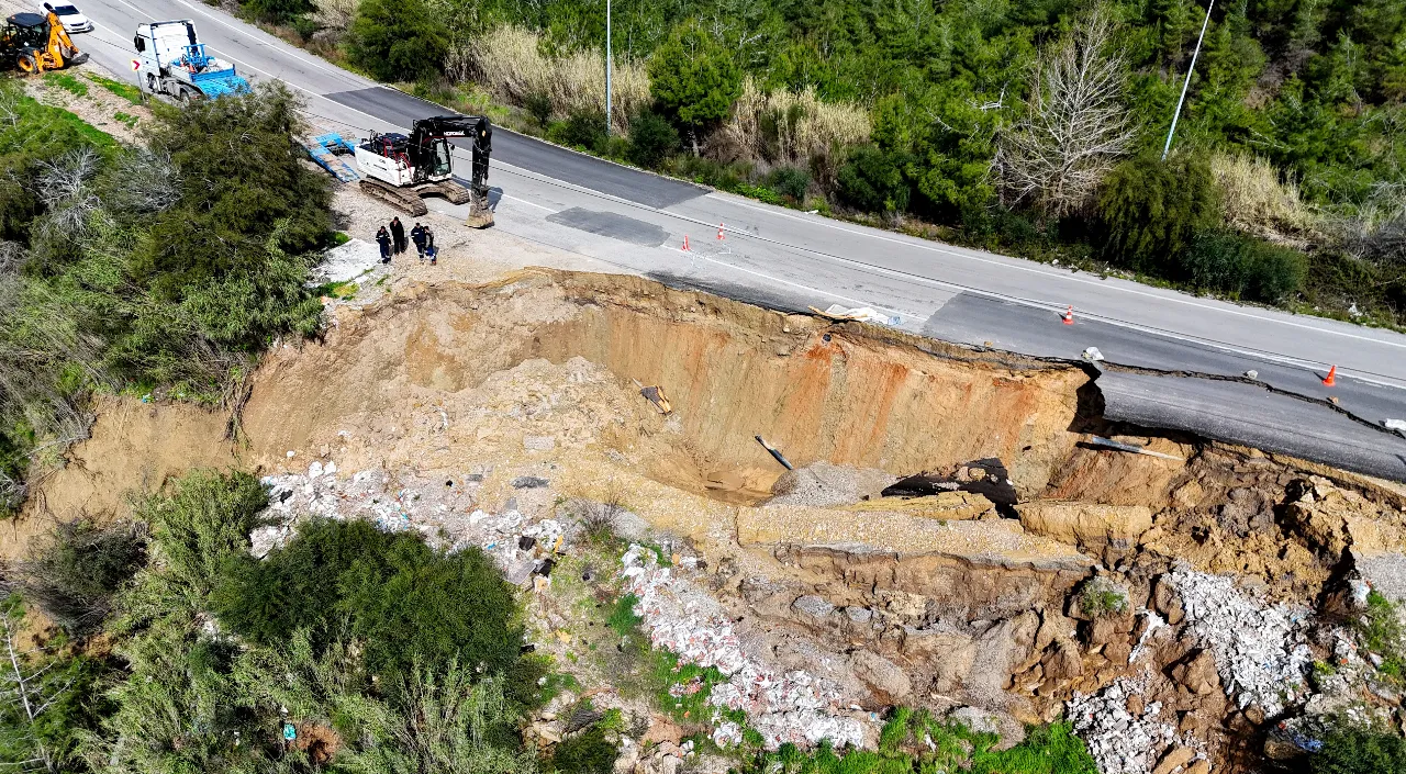 Sağanak yağış, heyelan getirdi! Yol çöktü, mahalle susuz kaldı
