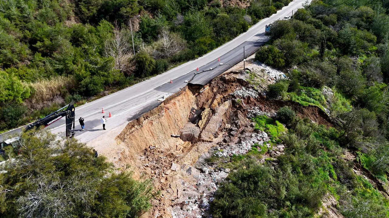 Sağanak yağış, heyelan getirdi! Yol çöktü, mahalle susuz kaldı